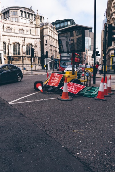 街道旁的路标